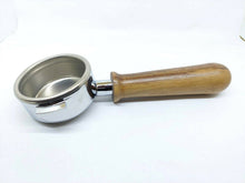 Laden Sie das Bild in den Galerie-Viewer, La Cimbali Bottomless Portafilter 21g Basket Walnut Wood Handle Espresso Italy - Coffeesection

