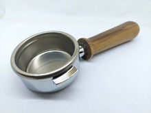 Laden Sie das Bild in den Galerie-Viewer, La Cimbali Bottomless Portafilter 21g Basket Walnut Wood Handle Espresso Italy - Coffeesection
